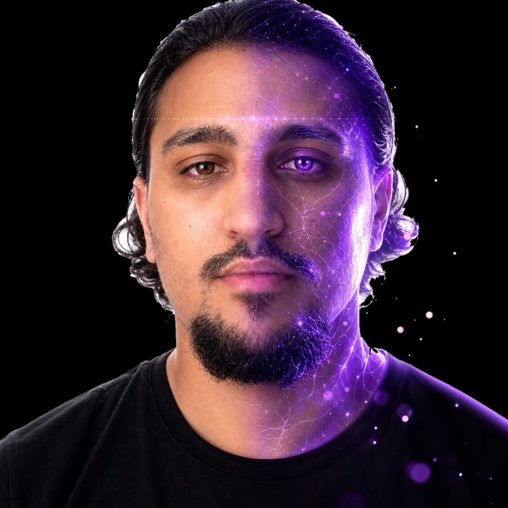 Ilyes Gourier, fondateur de NexaVision, portrait dont une moitié est traitée en réseau lumineux, symbolisant l'agent augmenté par l'IA.